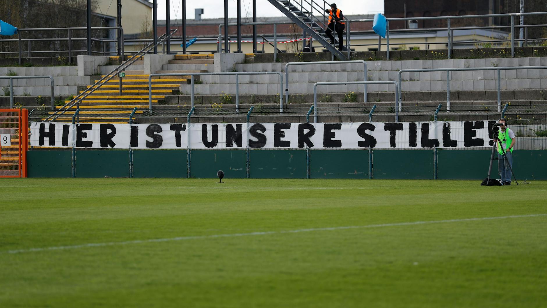 Des Spruchbands zweiter Teil. Der Zorn der BFC-Fans muss wohl nicht groß erklärt werden.