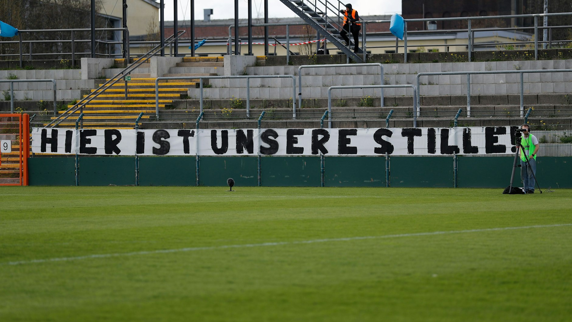 Des Spruchbands zweiter Teil. Der Zorn der BFC-Fans muss wohl nicht groß erklärt werden.