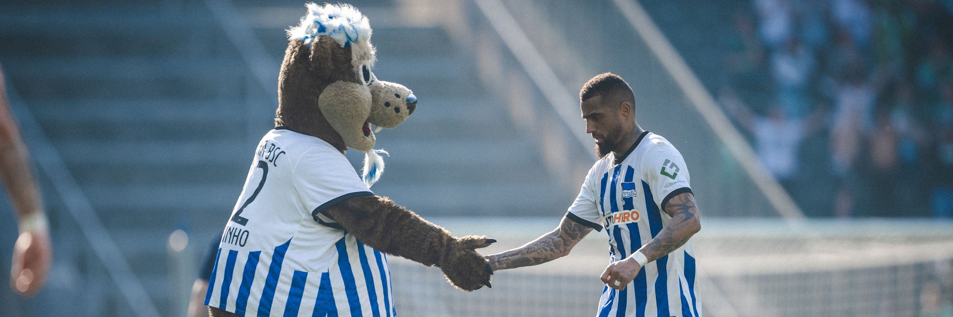 Wollen das Grauen noch verhindern: Herthas Maskottchen Herthino und Kabinen-Anführer Prince Boateng.
