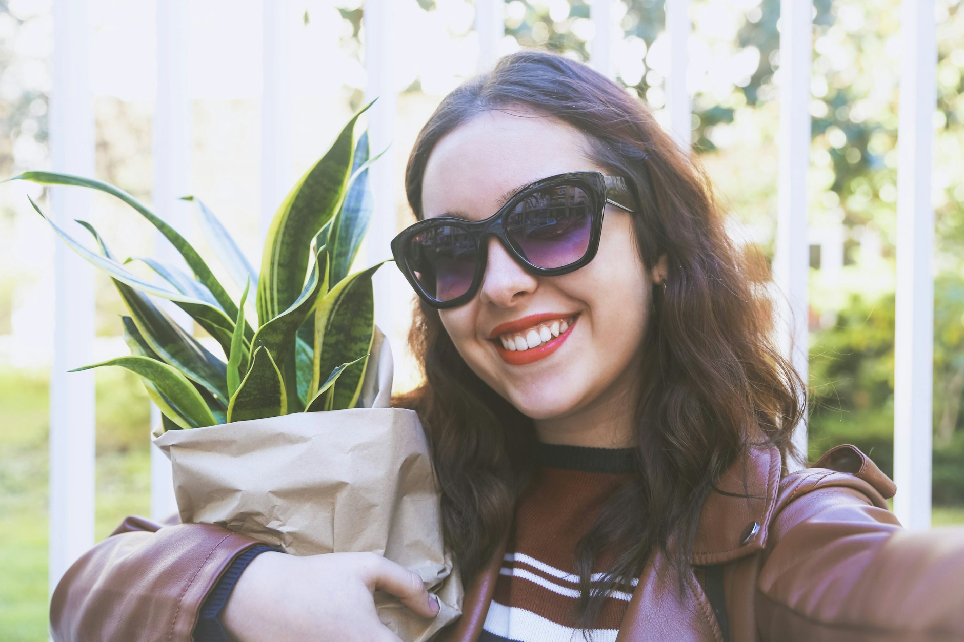 Diese junge Frau hat sich für einen Bogenhanf entschieden. Eine gute Wahl: Die Pflanze wandelt sogar nachts Kohlendioxid in Sauerstoff um. Ideal also fürs Schlafzimmer.