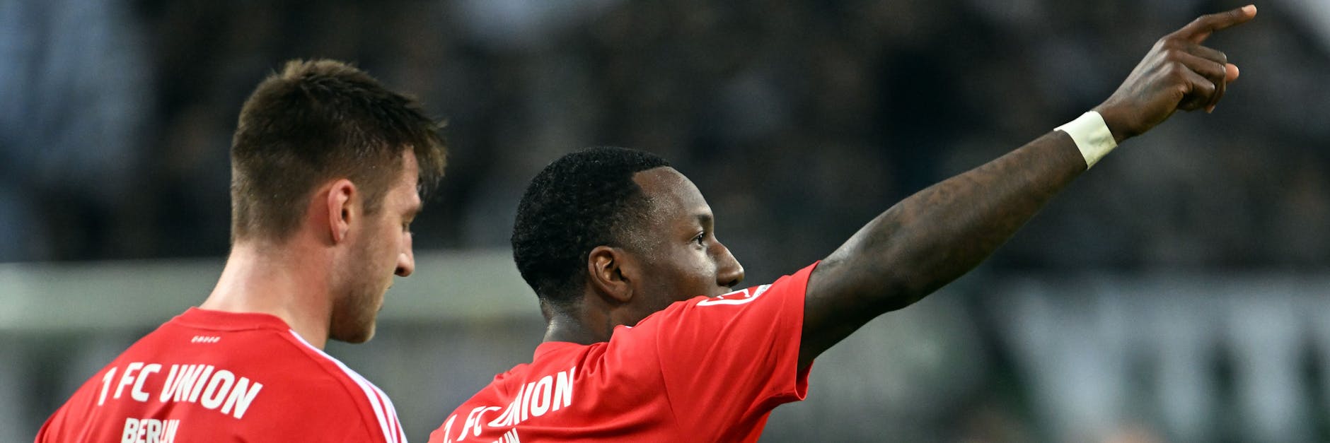 Robin Knoche bejubelt zusammen mit Sheraldo Becker den Siegtreffer des 1. FC Union bei Borussia Mönchengladbach.