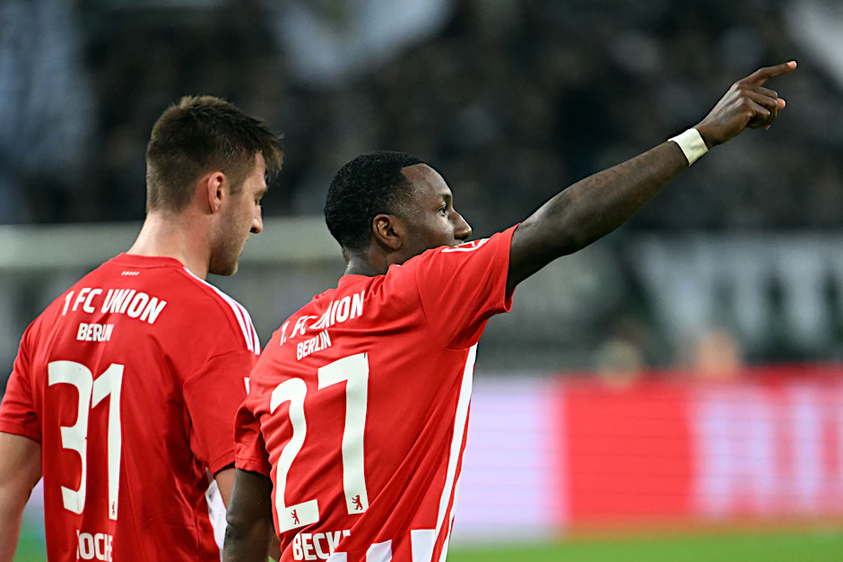 Robin Knoche bejubelt zusammen mit Sheraldo Becker den Siegtreffer des 1. FC Union bei Borussia Mönchengladbach.