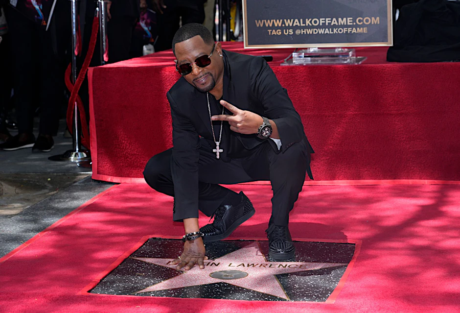 Martin Lawrence posiert auf dem Hollywood Walk of Fame mit seiner Sternenplakette.  