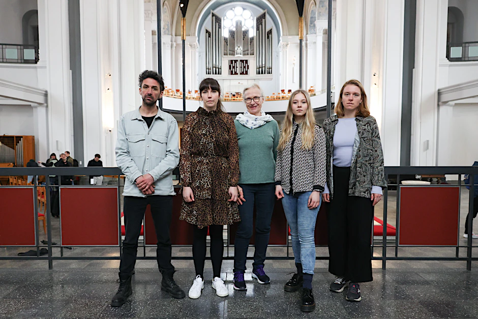 Auf dem Weg zum Angrillen? Die Sprecher der Letzten Generation (v.r.): Lina Johnsen im kastigen Paisley-Hemd,&nbsp;Aimee van Baalen in LSD-Bluse, Irene von Drigalski mit Libellentuch, Carla Hinrichs im Leo-Fummel, Raphael Thelen immerhin angenehm schlicht.