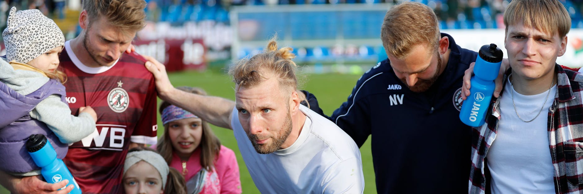 BFC-Keeper Kevin Sommer hält im Spielerkreis nach dem Schlusspfiff beim 2:1 der Dynamos gegen Erfurt eine Motivationsrede.