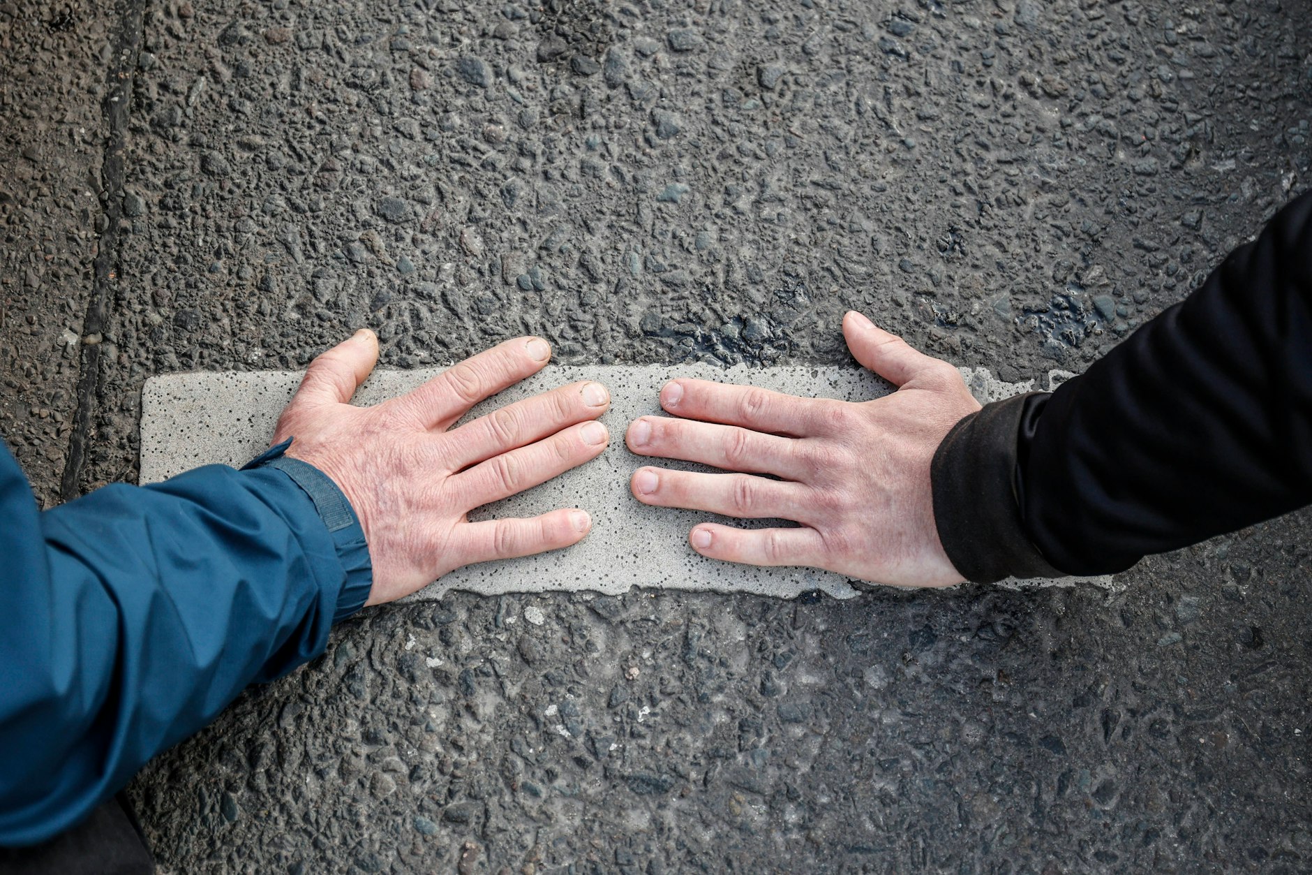 Hände von Aktivisten der Letzten Generation