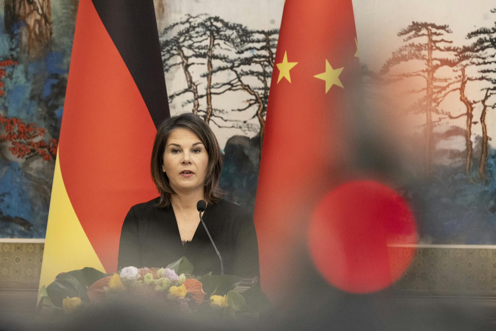 Annalena Baerbock (Bündnis 90/Die Grünen) während einer Pressekonferenz mit dem chinesischen Außenminister Gang.
