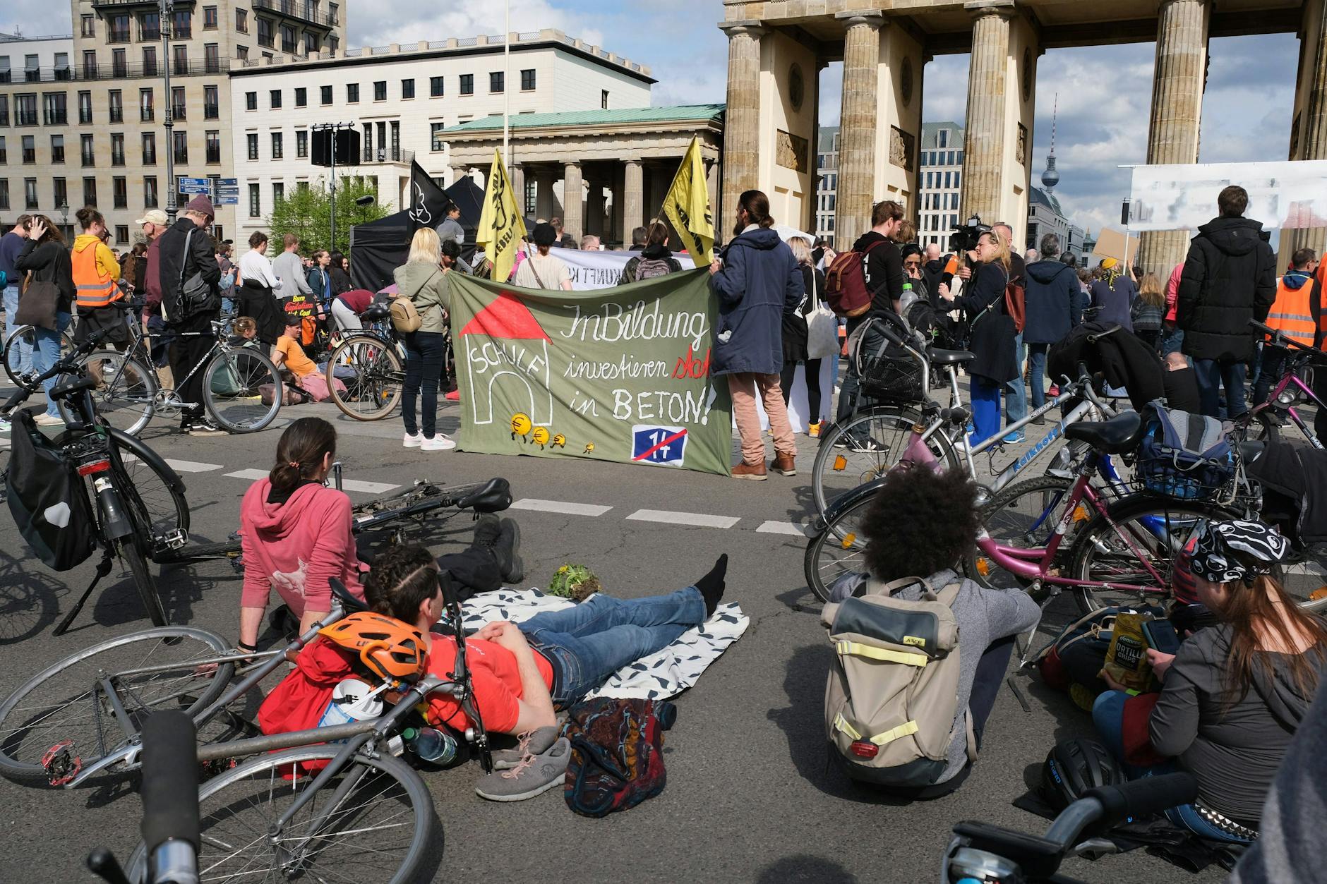 Aktivisten kündigen Proteste am Brandenburger Tor und auf Autobahn an.