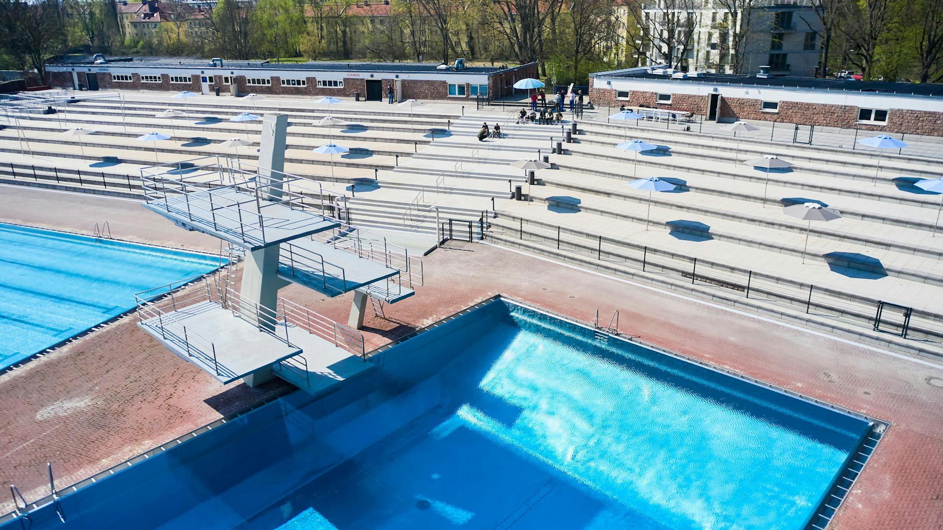So leer sind die Becken im Sommerbad Pankow während der Öffnungszeiten nie. Daher werden noch Rettungsschwimmer gesucht. 