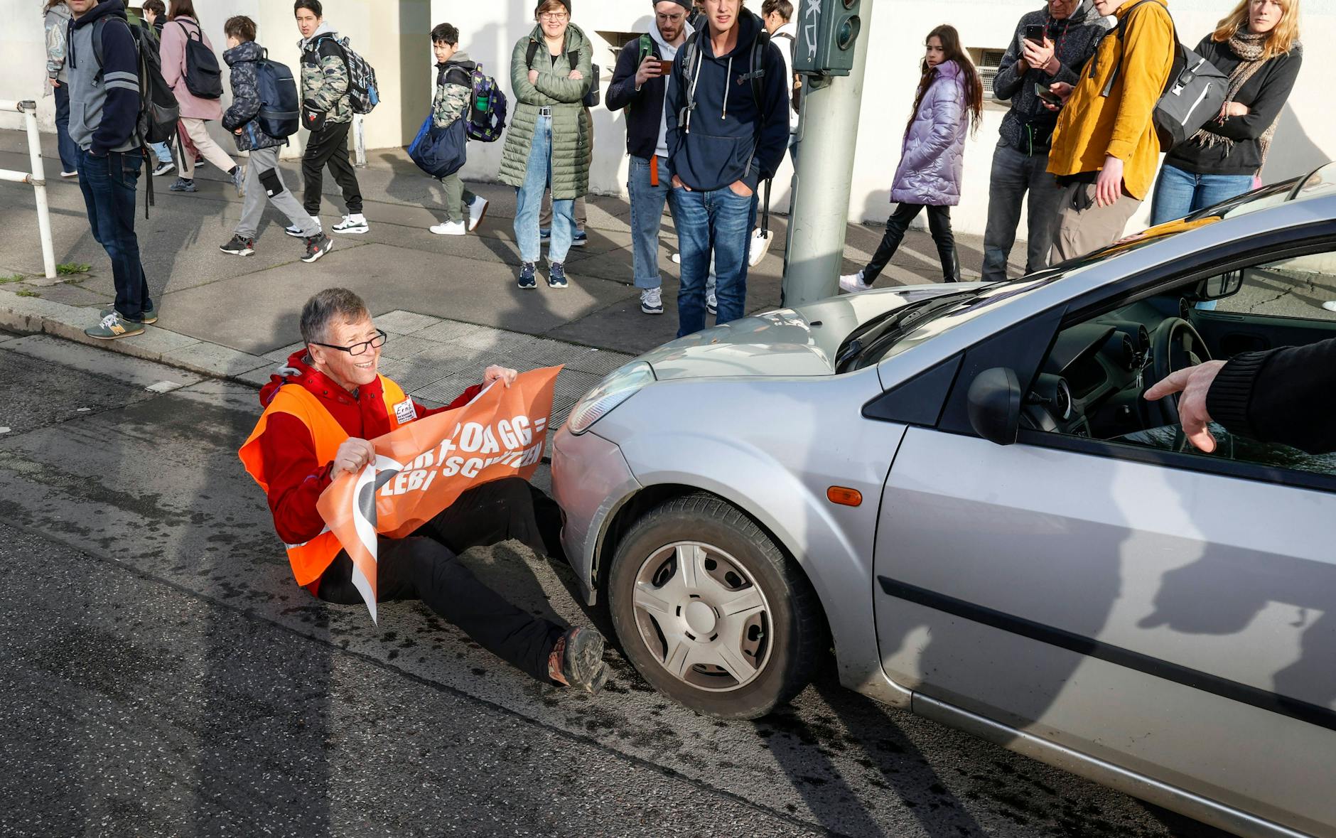 Aktivisten der Letzen Generation blockieren die Kniprodestraße.