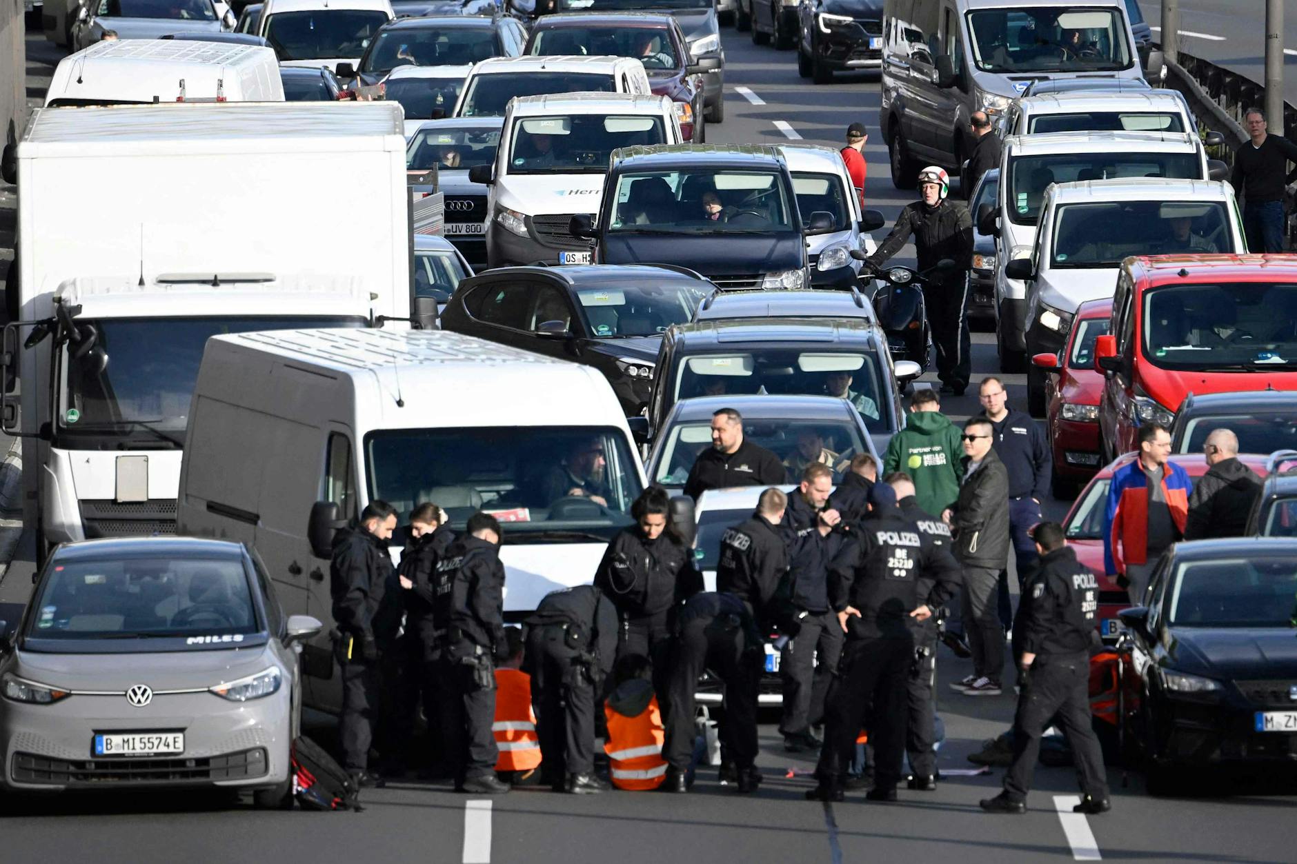 Aktivisten der Letzten Generation haben am Montagmorgen in Berlin die Proteste gestartet.
