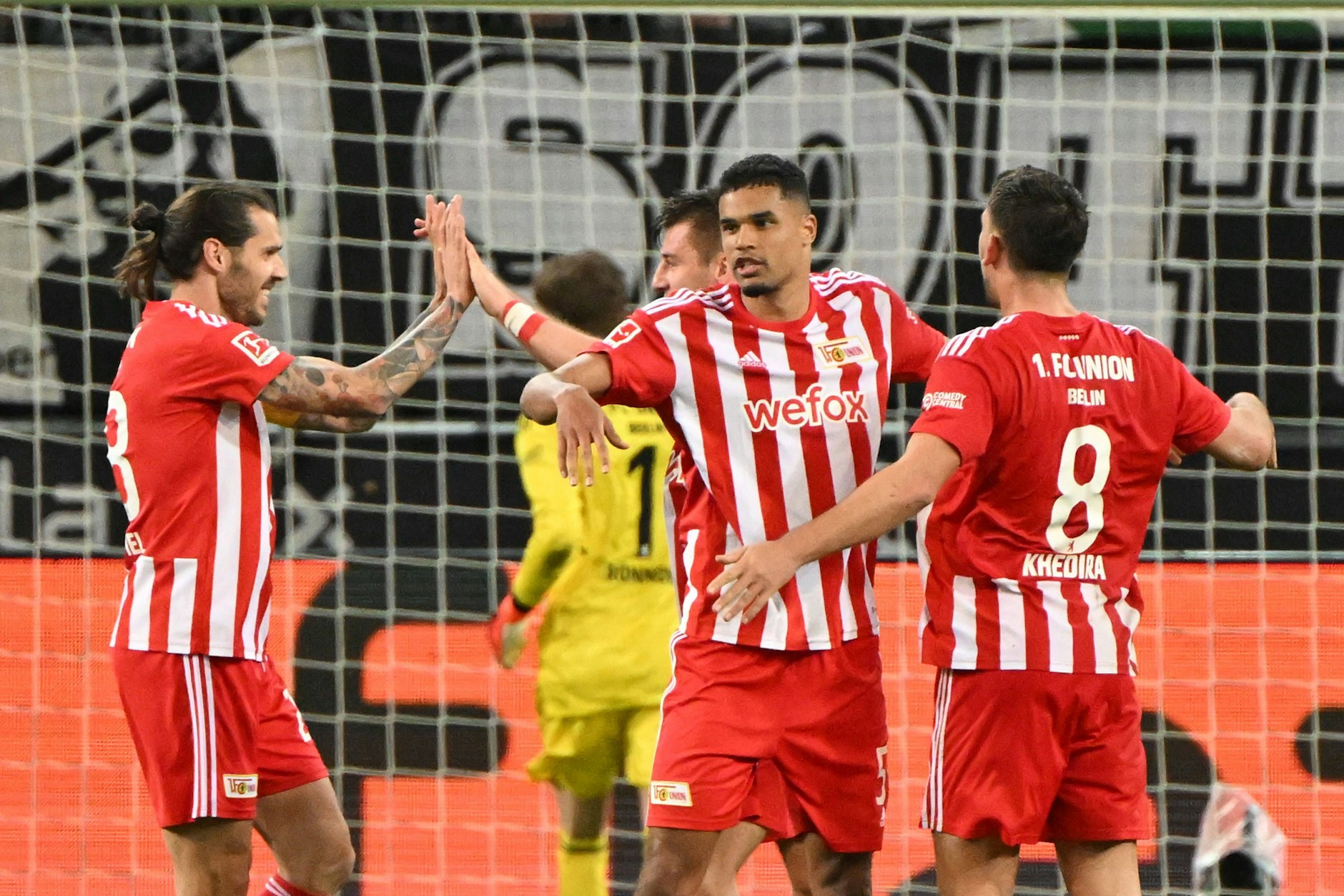 Schluss in Gladbach: Die Union-Profis freuen sich mit Abpfiff im Borussia-Park über einen neuen Vereinsrekord.