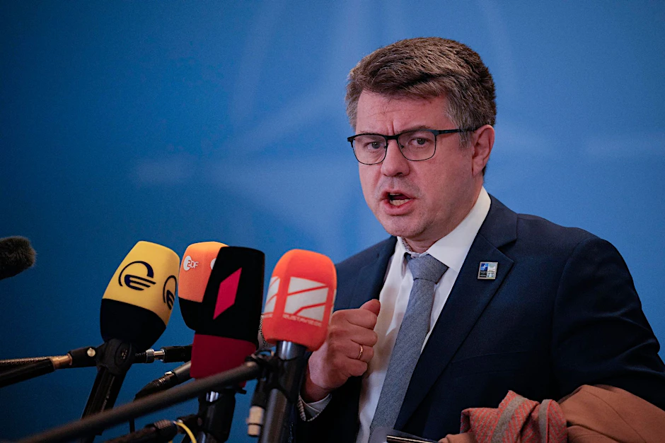ARCHIV - Edgars Rinkevics, lettischer Außenminister, spricht mit Journalisten während des Treffens der NATO-Außenminister.  