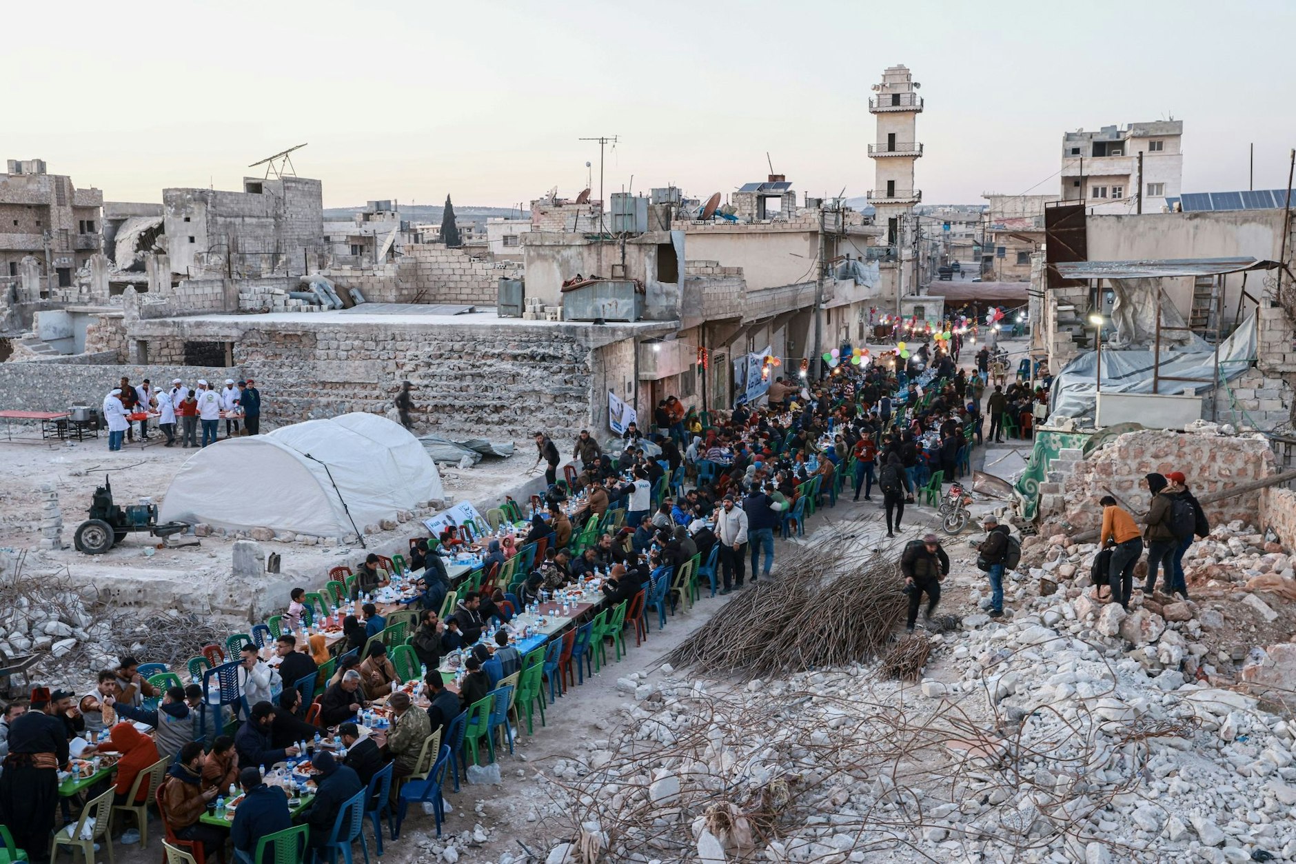 Freiwillige organisieren ein Massen-Iftar in einem der durch das Erdbeben beschädigten Viertel in der syrischen&nbsp;Stadt Atarib.
