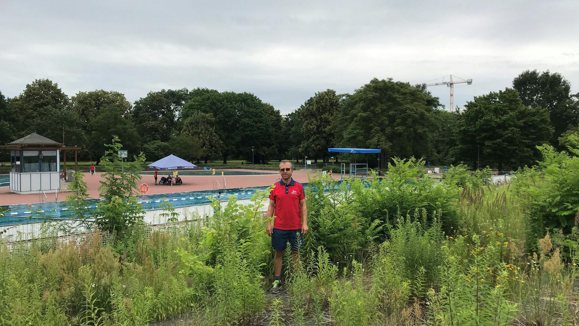 Schwimmmeister René Czaya, im Sommer 2021 im Freibad Pankow auf der Sommerterrasse. Heute ist der wilde Wald verschwunden.
