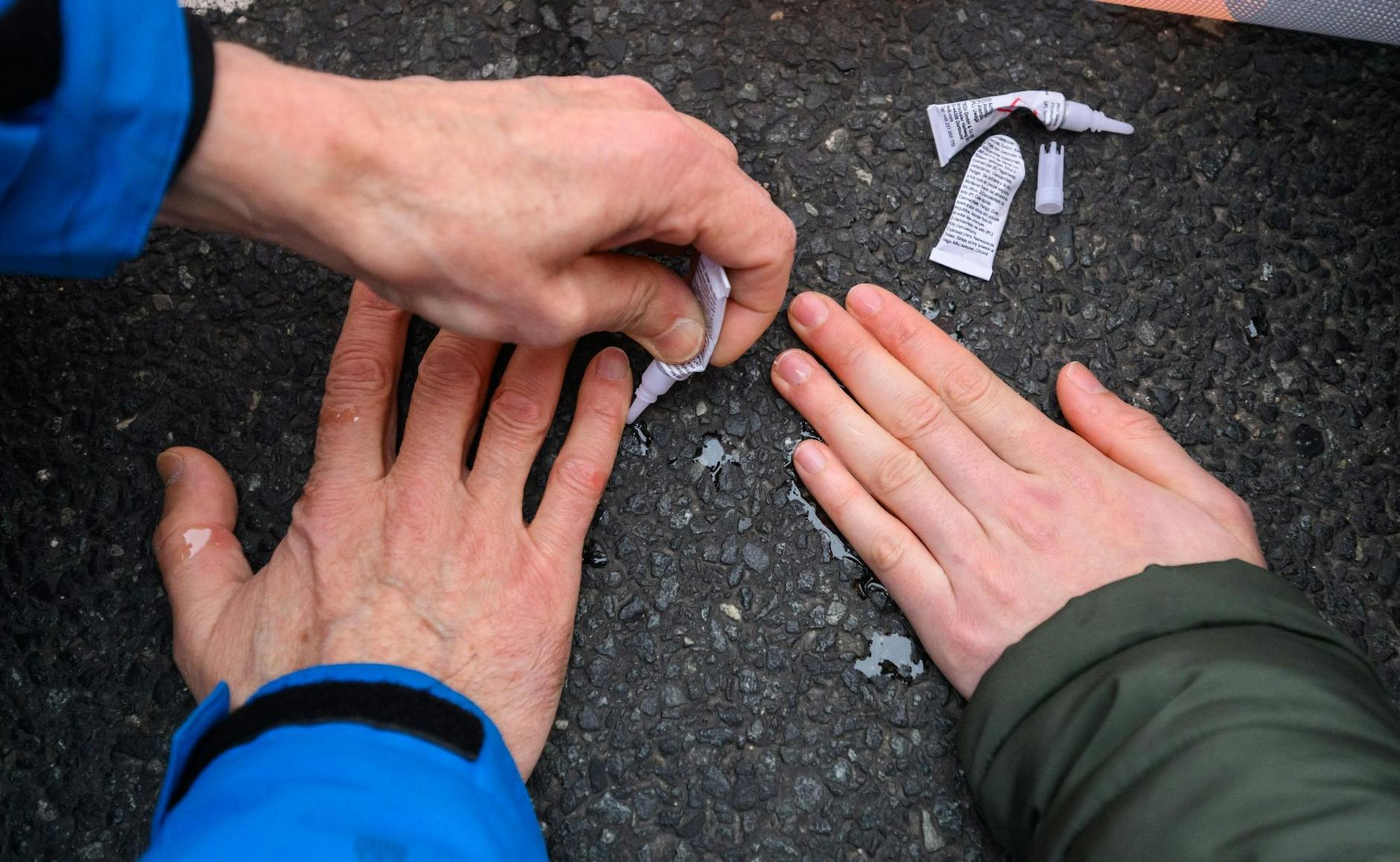 Schmerzgriff der Polizei: Einem Aktivisten wird das Handgelenk gebrochen.