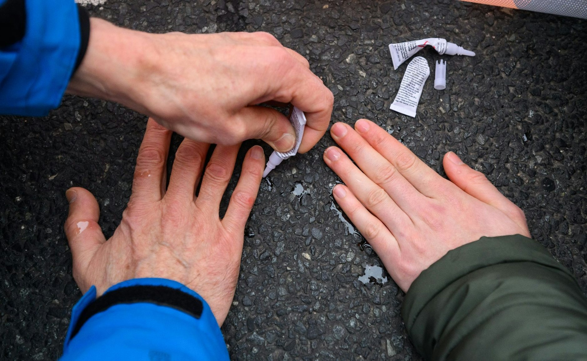 Schmerzgriff der Polizei: Einem Aktivisten wird das Handgelenk gebrochen.