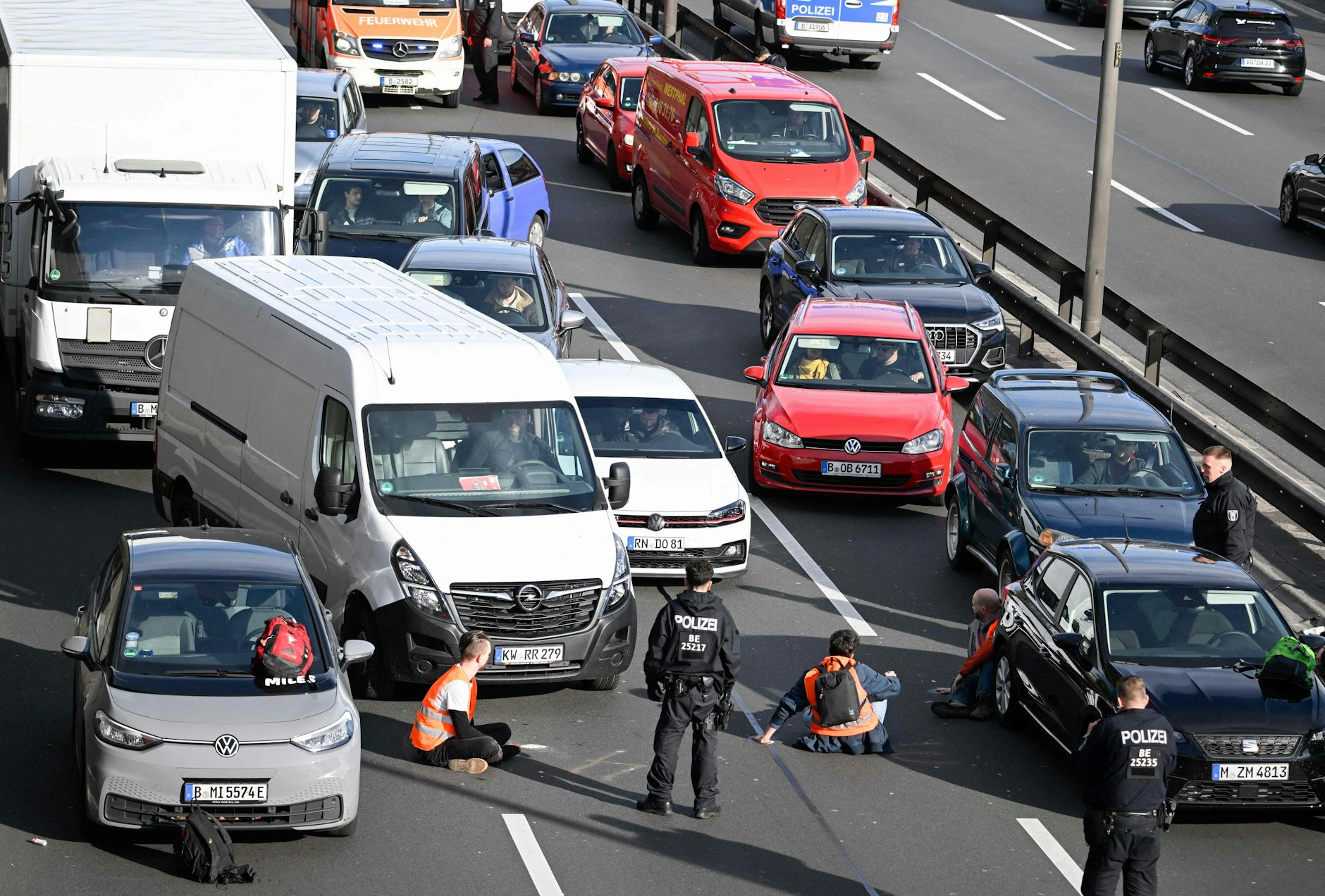 Hunderte Polizisten sind im Einsatz, wie hier auf der A100.