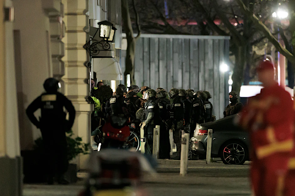 Polizisten stürmen ein Geschäft an der Keithstraße. Dort war es zu einem Überfall auf ein Geschäft mit einer Geiselnahme gekommen.