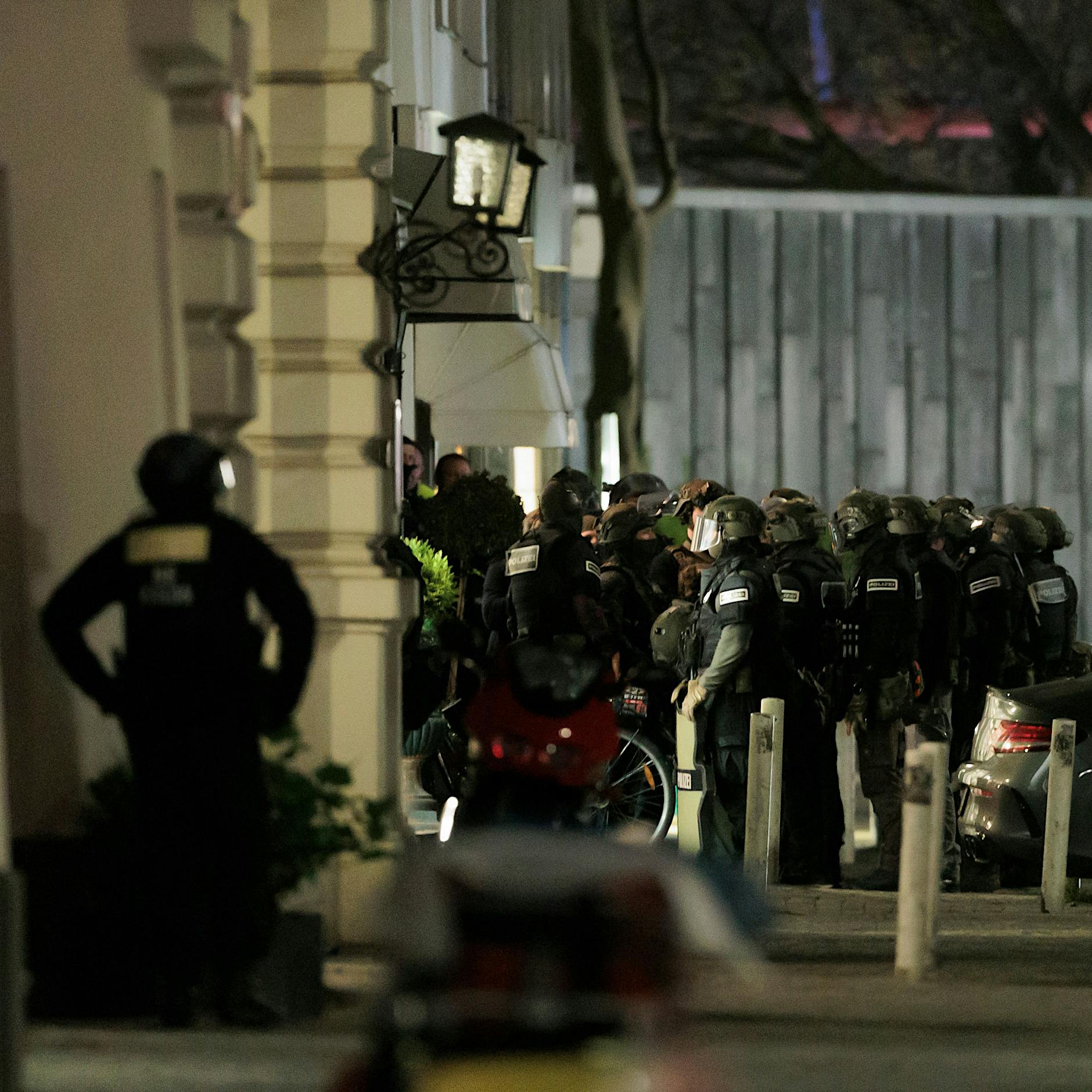 Geiselnehmer tot: SEK stürmt Geschäft an der Keithstraße in Berlin-Schöneberg