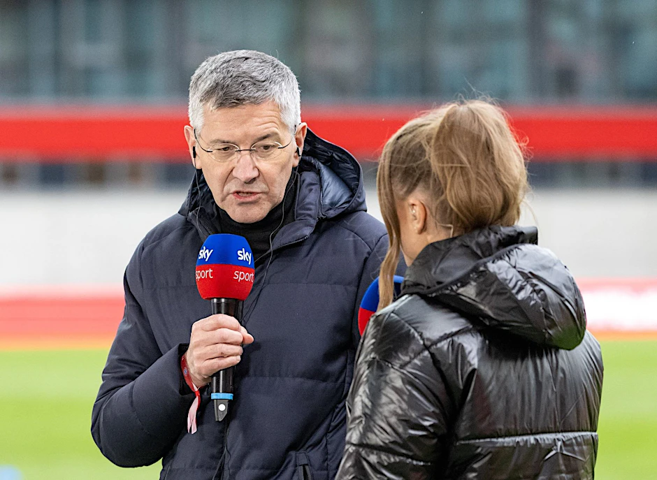 ARCHIV - Herbert Hainer (M), Präsident und Aufsichtsrat des FC Bayern München will vor Saisonende keine Konsequezen aus der Krise ziehen.  lbert/dpa