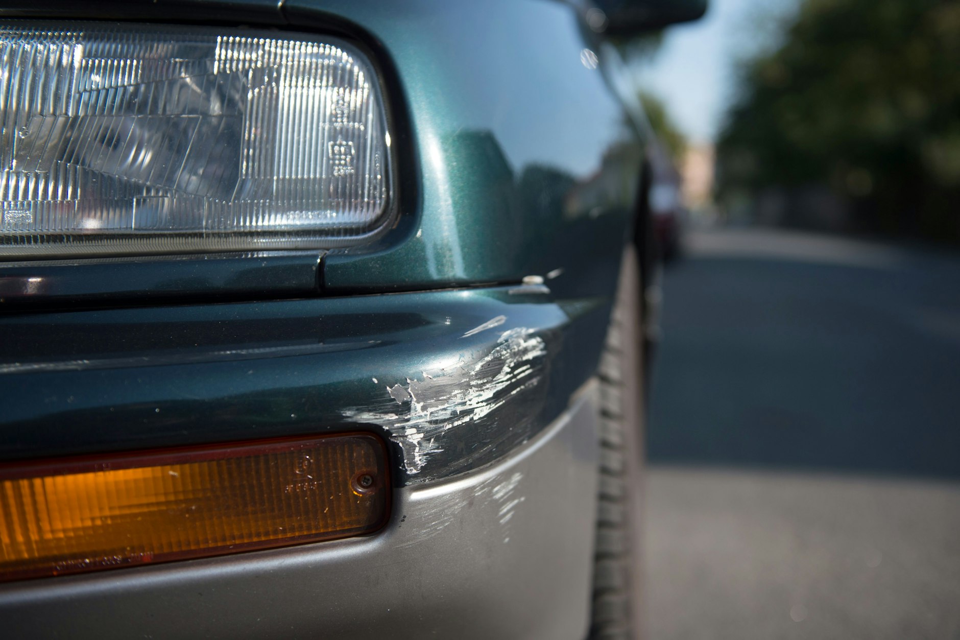 Spuren eines Unfalls. Das Bundesjustizministerium erwägt angeblich, künftig Unfallflucht ohne Personenschaden nicht mehr als Straftat zu behandeln.