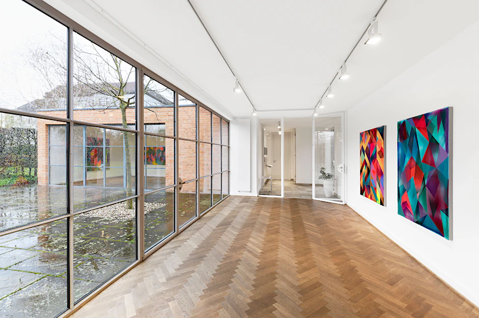 Auch bei schlechtem Wetter ist es hell im Mies-van-der-Rohe-Haus. Zurzeit ist dort eine Ausstellung mit Werken von Shannon Finley zu sehen.&nbsp;