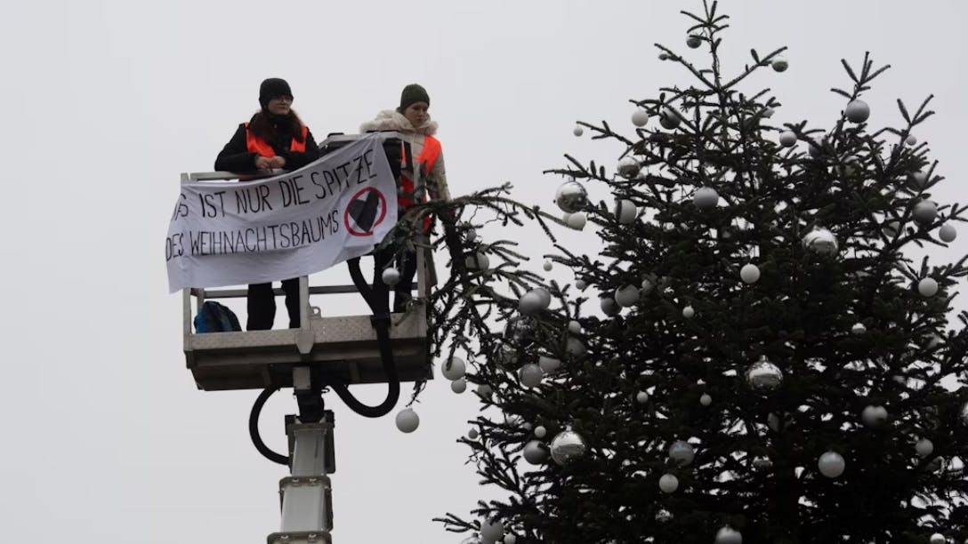 Auch diese Hebebühne wurde von Spendengeldern bezahlt, von der aus Klima-Kleber im Dezember 2022 einen Weihnachtsbaum am Brandenburger Tor kürzten.