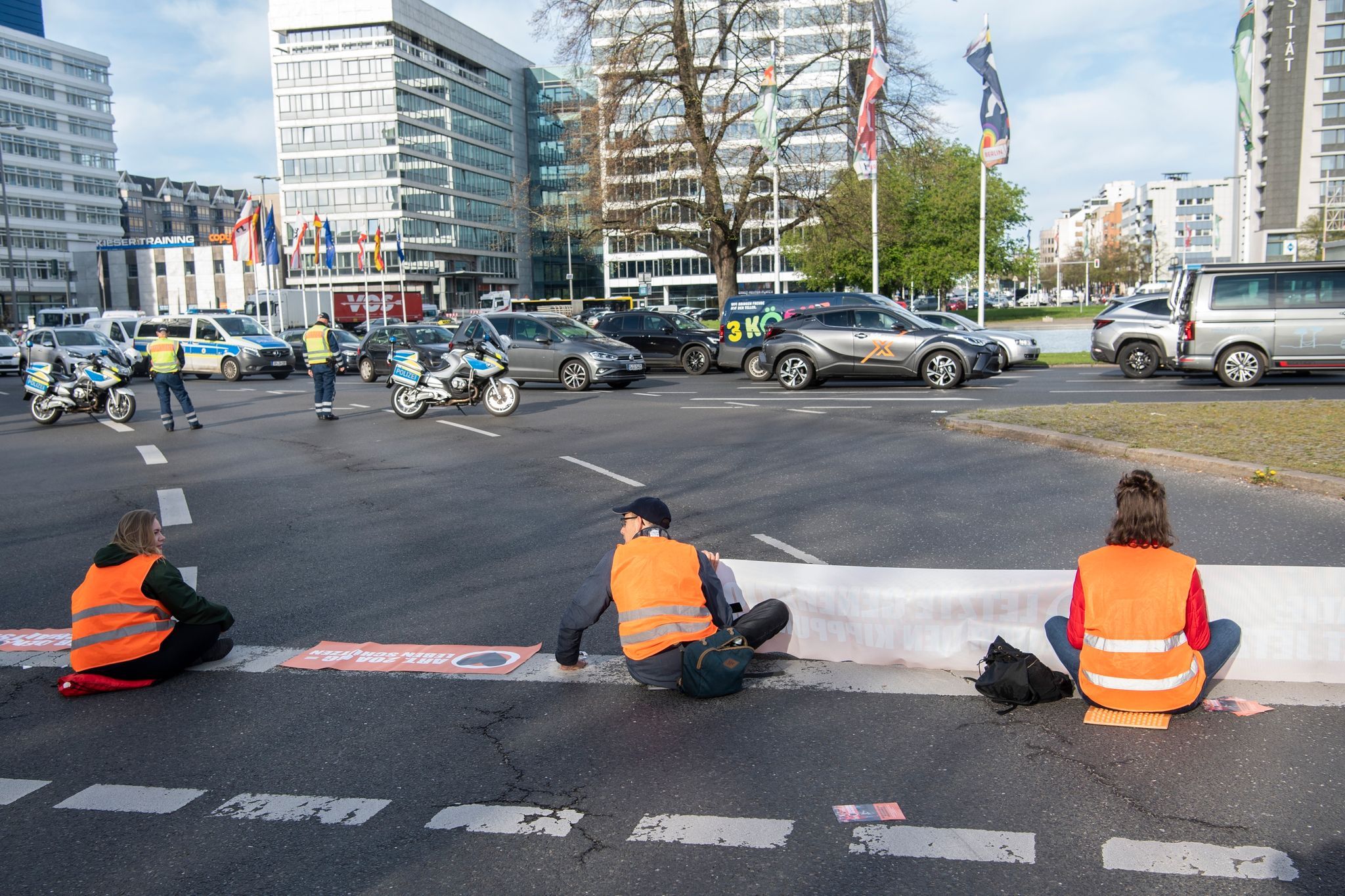 Katz Und Maus Fürs Klima? Aktivisten Blockieren In Berlin