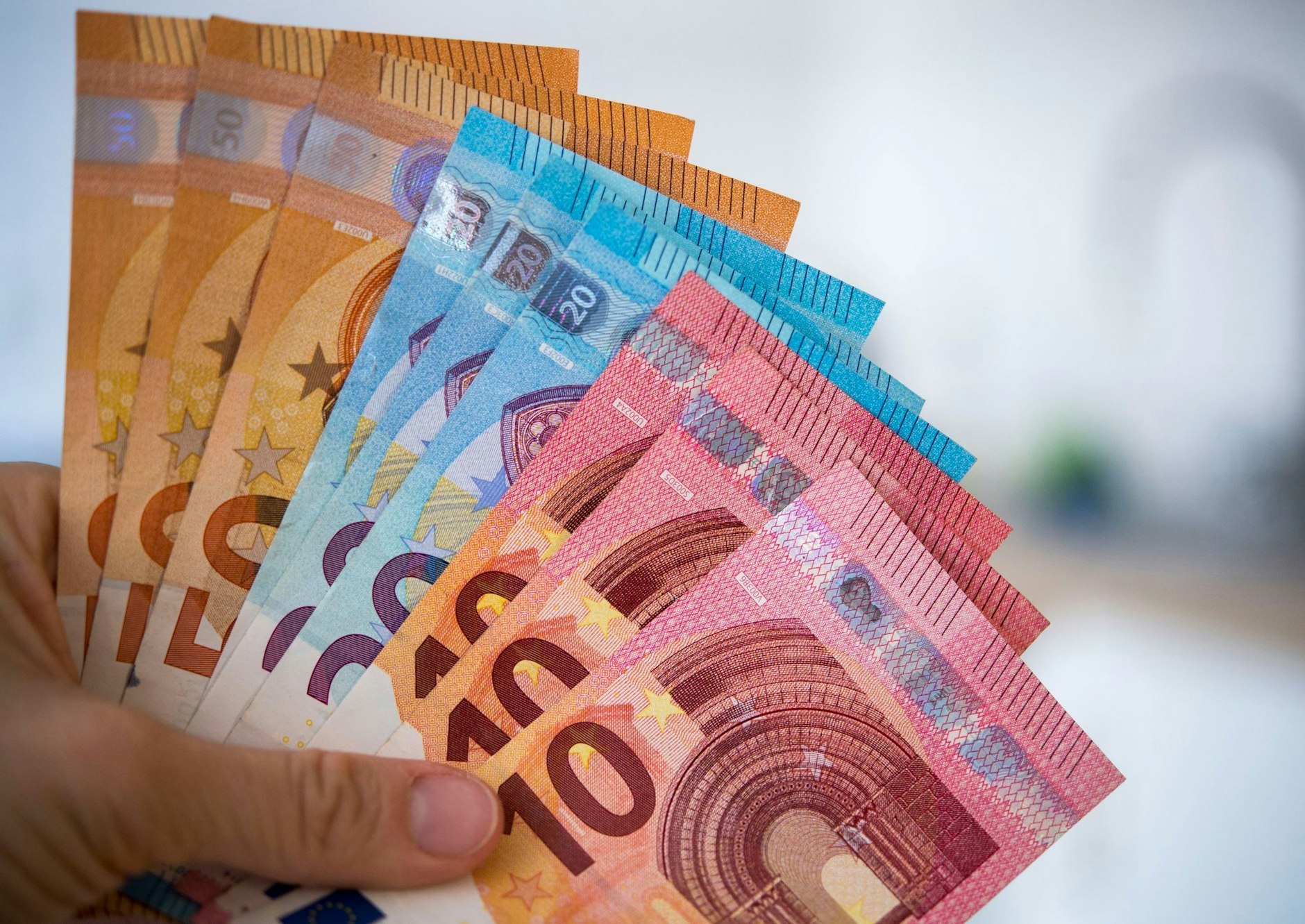 ARCHIV - Privathaushalte verfügten 2021 im Schnitt über ein Rekordvermögen (netto) von 316.500 Euro.  ld/dpa