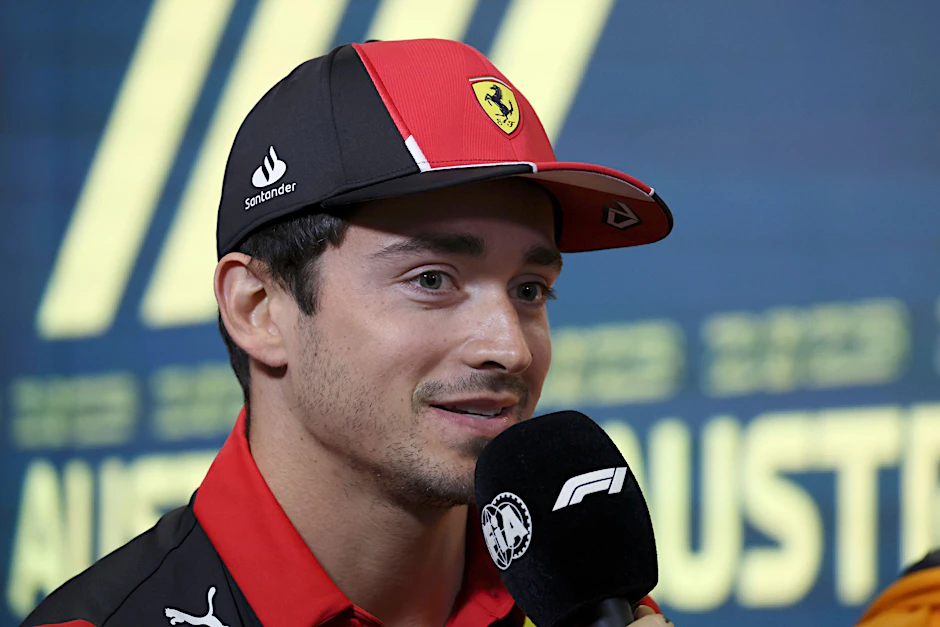 Charles Leclerc aus Monaco von Team Ferrari beantwortet in Melbourne die Fragen von Journalisten.  