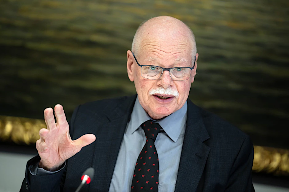 ARCHIV - Bremens Innensenator Ulrich Mäurer (SPD) möchte Werbung für Sportwetten in Deutschland verbieten lassen.  