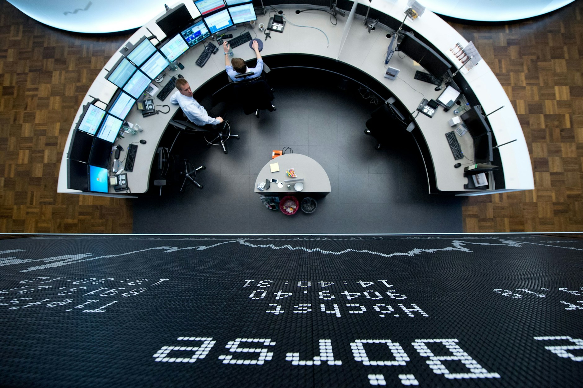 Anleger, die ihr Geld vor den stark schwankenden Börsenkursen in Sicherheit bringen wollen, können ein gut verzinstes Tagesgeld wählen.