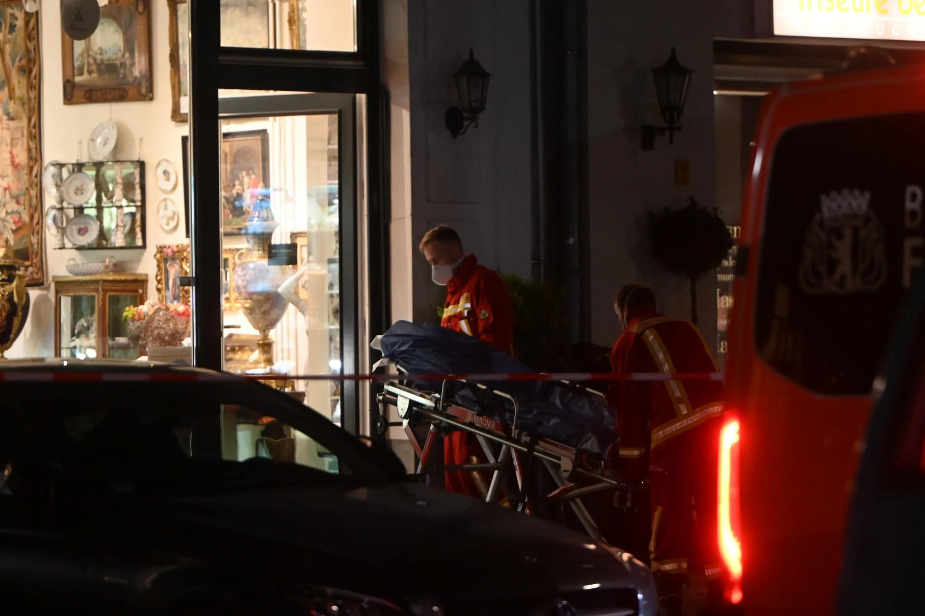 Der tote Geiselnehmer wird am Dienstagmorgen von Rettungskräften geborgen.