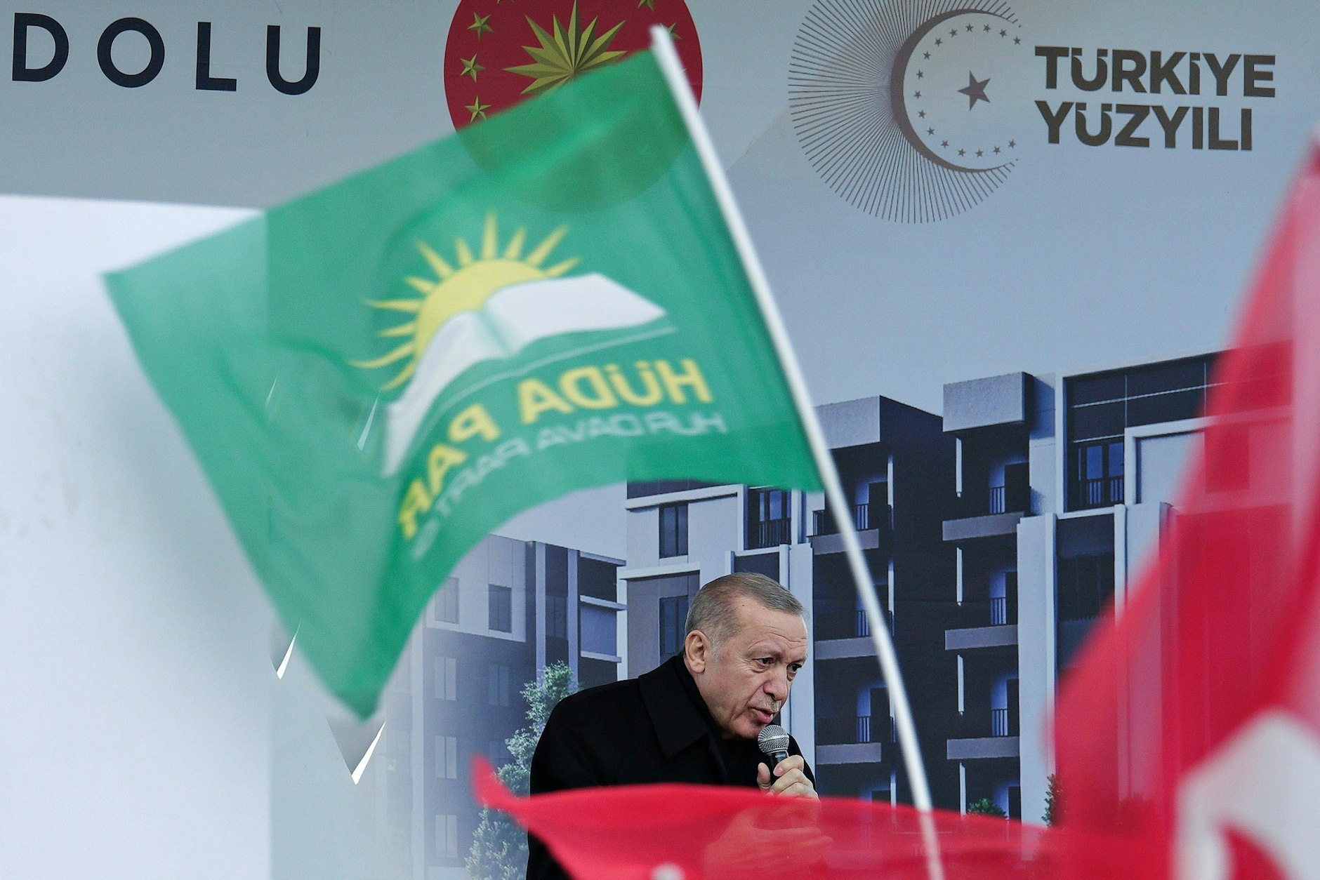 Recep Tayyip Erdogan legte am 14. April in der kurdisch geprägten Provinz Diyarbakir den Grundstein für ein Haus, das für die Erdbebenopfer gebaut werden soll.