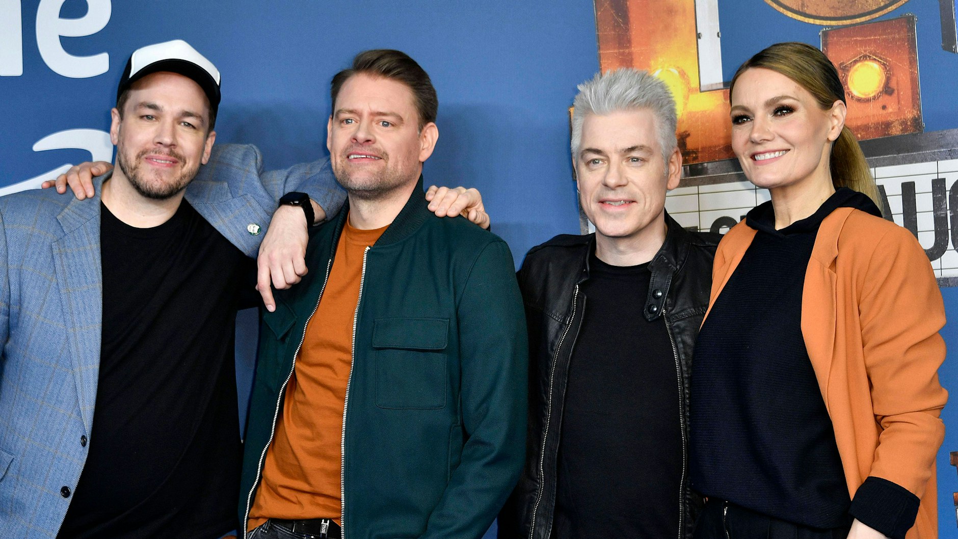 Comedy-Star Max Giermann (2.v.l.) mit seinen Kollegen Jan van Wedye, Michael Mittermeier (2.v.r.) und Martina Hill bei der Premiere von „LOL – Last One Laughing“.