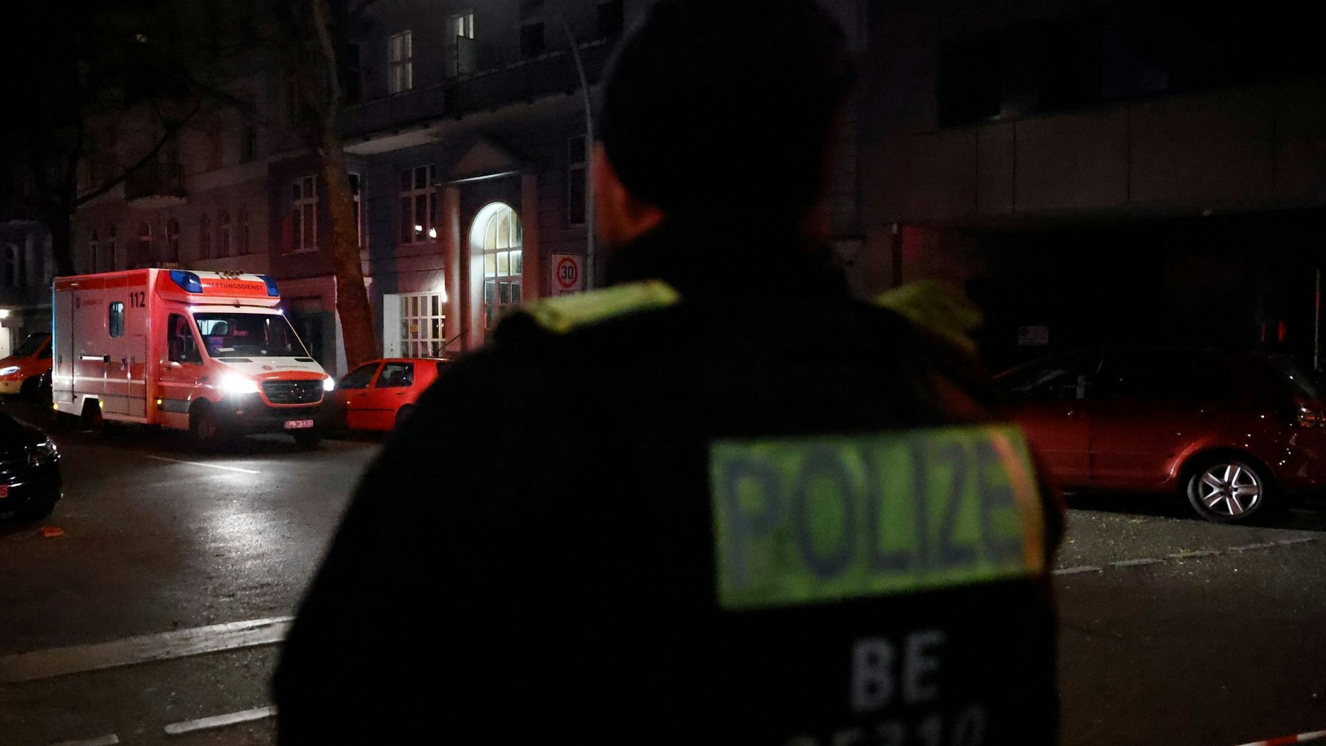 Rettungswagen stehen unmittelbar vor einem Geschäft an der Keithstraße. Dort war es zu einem Überfall auf ein Geschäft gekommen, bei dem auch eine Geisel genommen wurde.