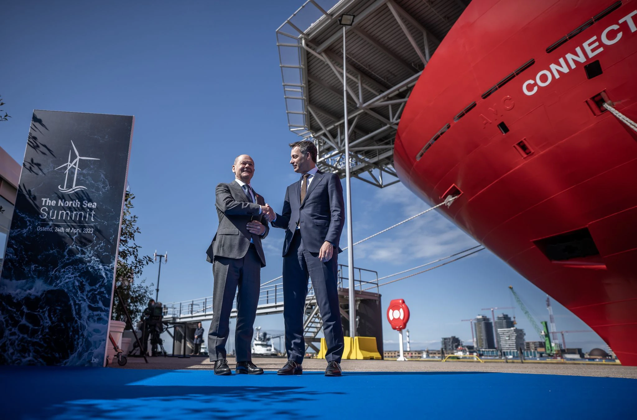 Kanzler Scholz wird vom belgischen Premierminister Alexander De Croo in Ostende begrüßt.  