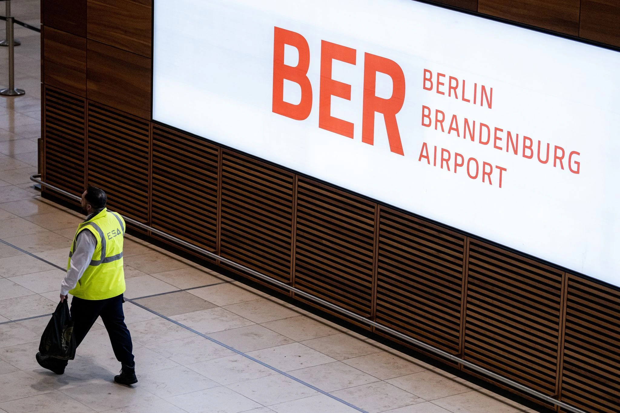 ARCHIV - Die Halle am Terminal 1 bleibt bei Warnstreiks von Verdi am BER-Flughafen fast leer.  