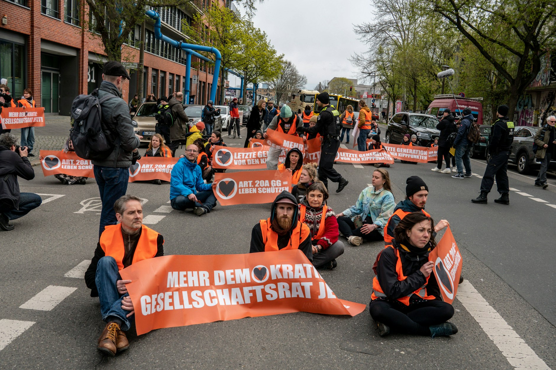 Klima-Kleber blockieren zum Auftakt ihrer Berliner Protestwochen eine Straße in Kreuzberg. Auch für solche Aktionen sammelt die Letzte Generation nun verstärkt Spendengelder.