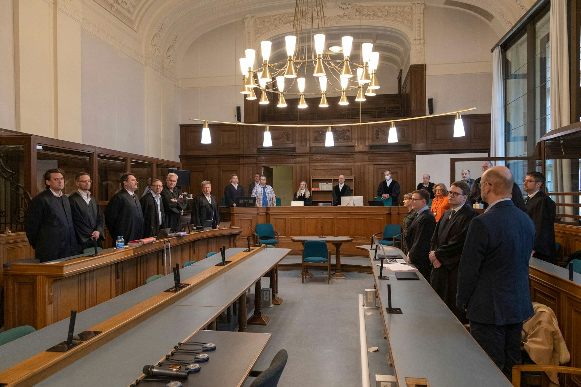 Es ist ein Mammutprozess, der 50 Verhandlungstage dauern wird. Die fünf Angeklagten werden von insgesamt zehn Anwälten verteidigt.