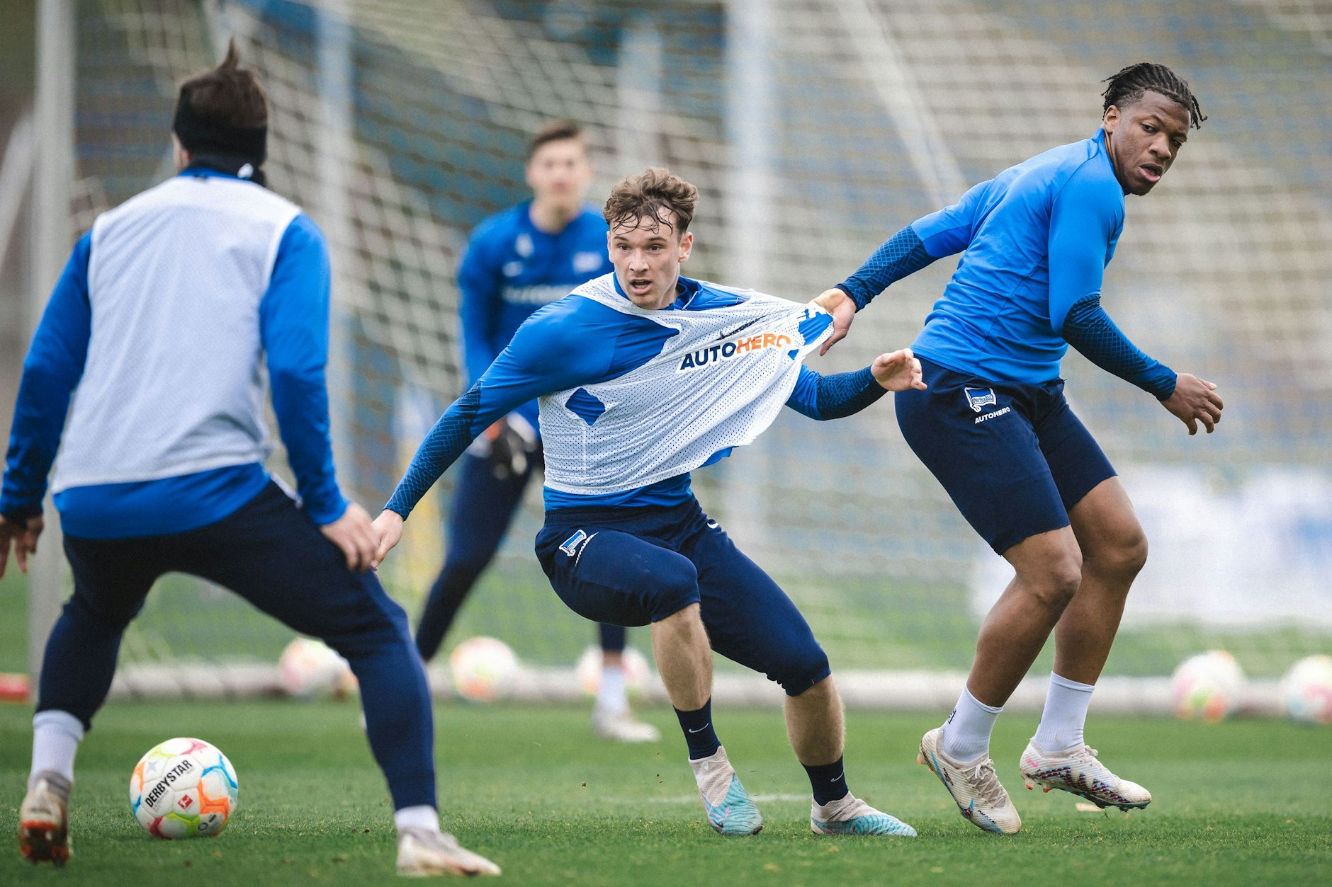 Pascal Klemens (M.) meldet Jessic Ngankam ab und wird von Herthas Sturm-Hoffnung am Leibchen gezogen.