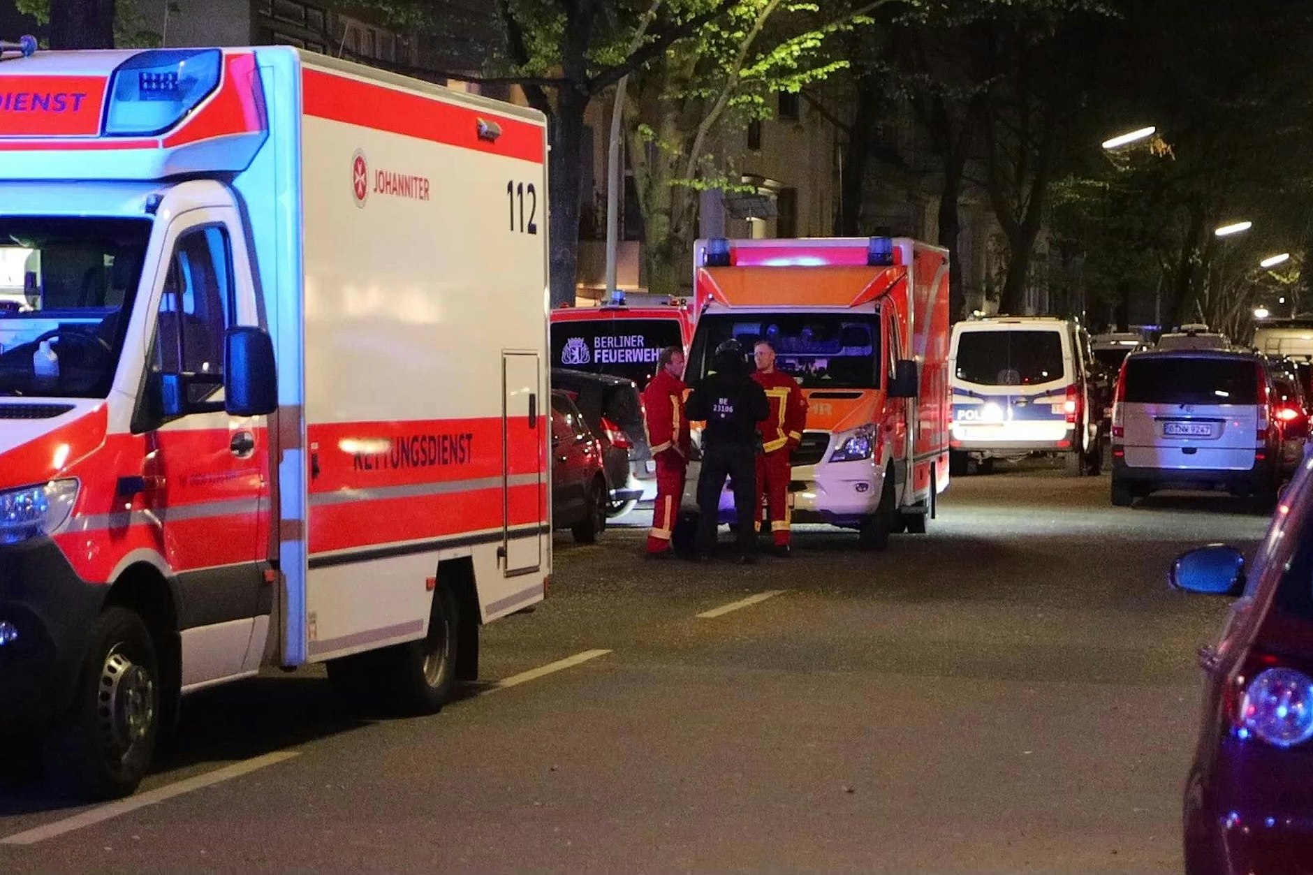 Rettungssanitäter müssen eine Frau und eine Geisel versorgen