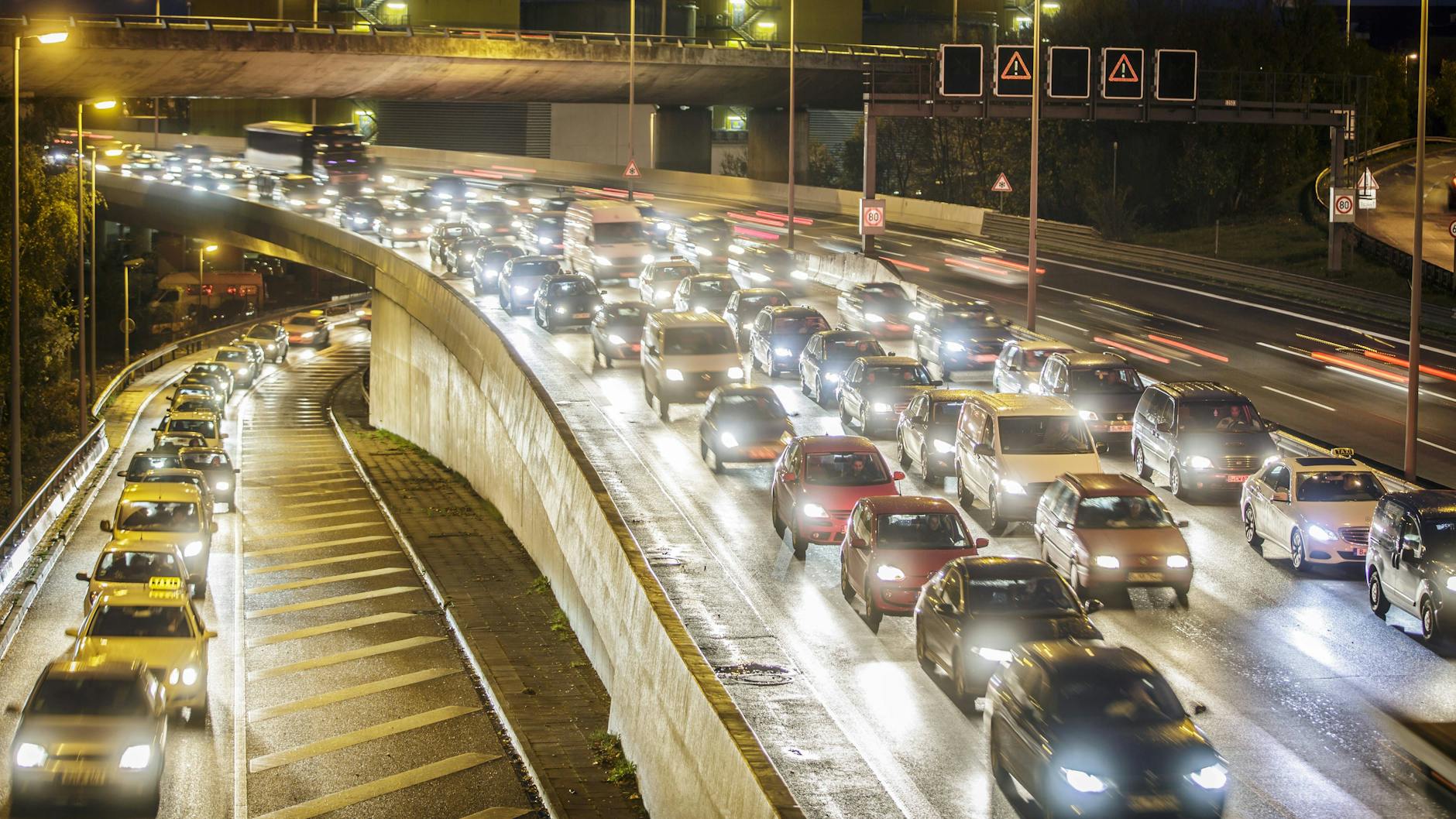 Auch am Abend kommt es im Verkehr in Berlin immer wieder zu Staus aufgrund von Baustellen und Demonstrationen.