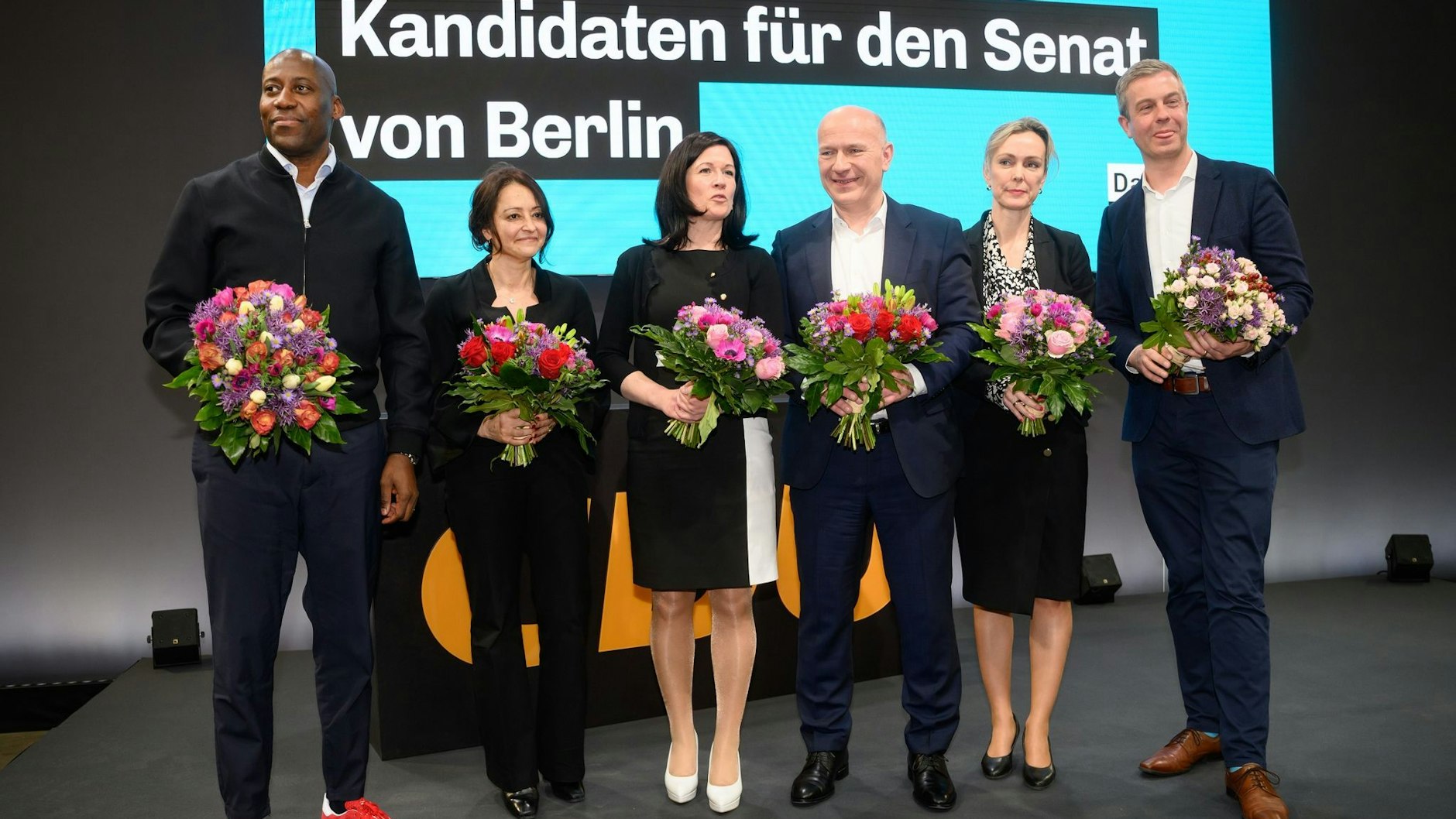 Die designierten Senatorinnen und Senatoren der CDU für Berlin: Der künftige Regierende Bürgermeister Kai Wegner (3.v.r.) mit Joe Chialo (v.l.), Felor Badenberg (Justizsenatorin), Katharina Günther-Wünsch (Bildungssenatorin),  Manja Schreiner (Verkehrssenatorin) und Stefan Evers (Finanzsenator).