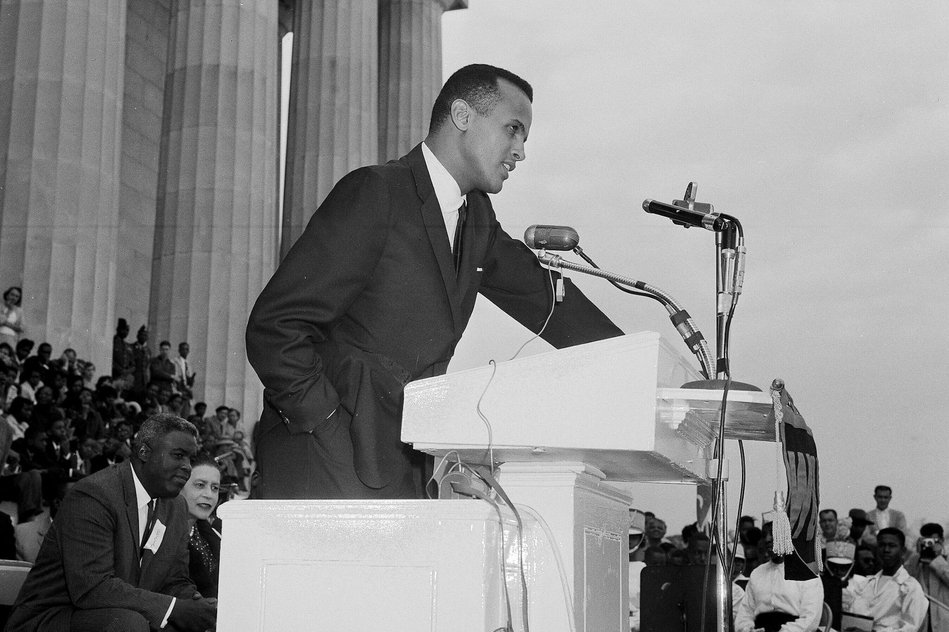 Harry Belafonte spricht zu einer Menschenmenge am Lincoln Memorial in Washington während eines Jugendmarsches für die Integration im Jahr 1958.