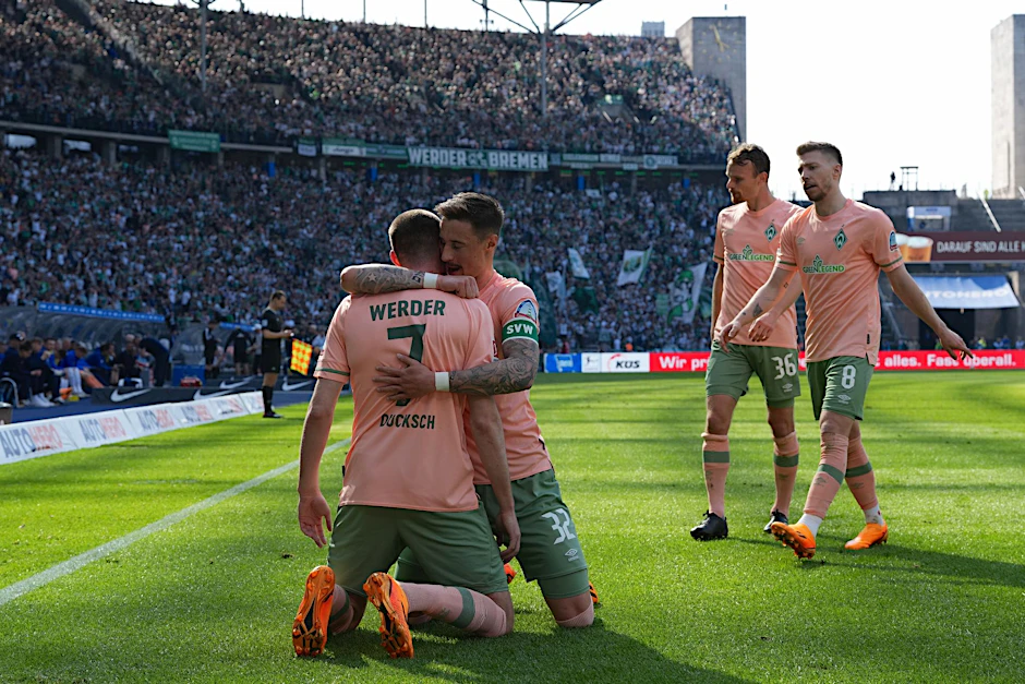 dpatopbilder - Bremens Marvin Duksch jubelt nach seinem 2:0-Treffer mit Teamkollege Marco Friedl.  