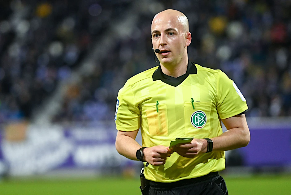 ARCHIV - Der Schiedsrichter Nicolas Winter brach das Spiel FSV Zwickau gegen Rot-Weiß Essen ab.  dpa