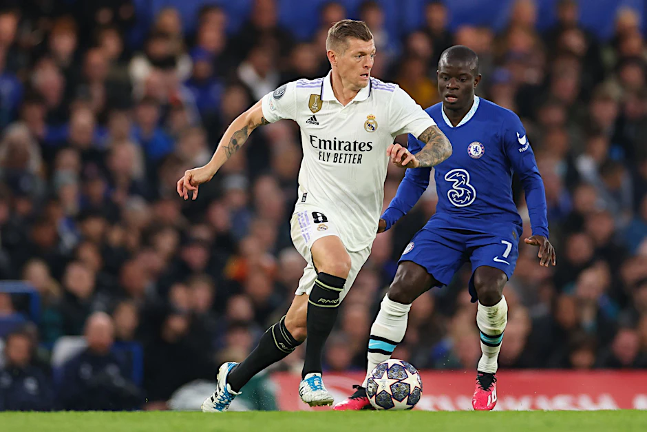 Real Madrids Toni Kroos (l) zeigte gegen den FC Chelsea eine starke Leistung.   via ZUMA Wire/dpa