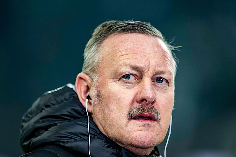 ARCHIV - Gladbachs Sportdirektor Roland Virkus schaut sich um.  